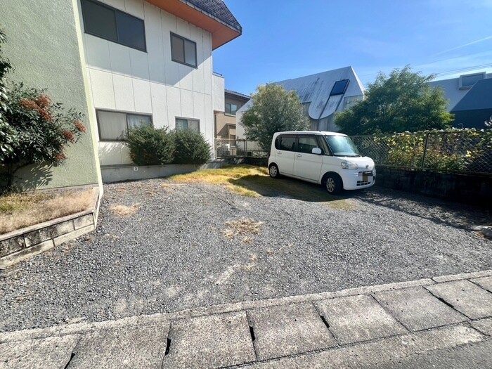 物件外観写真5　(駐車場)