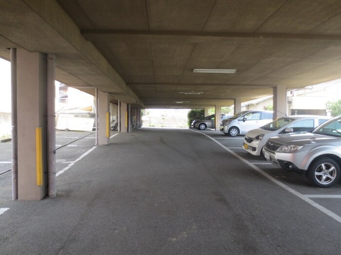 物件外観写真2　(駐車場)