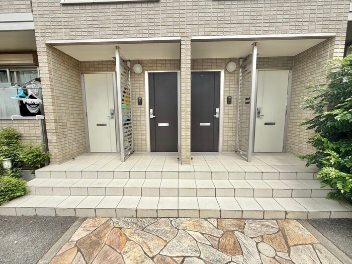 物件外観写真4　(エントランス部分)