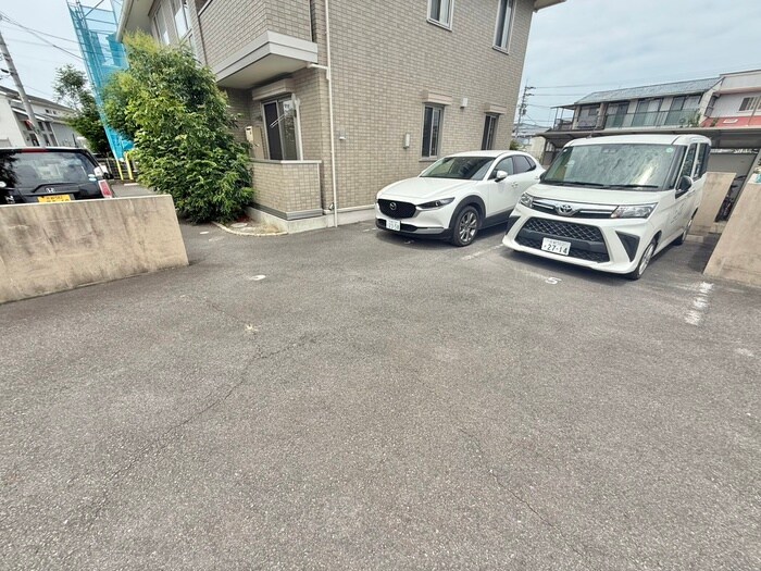 物件外観写真5　(駐車場)