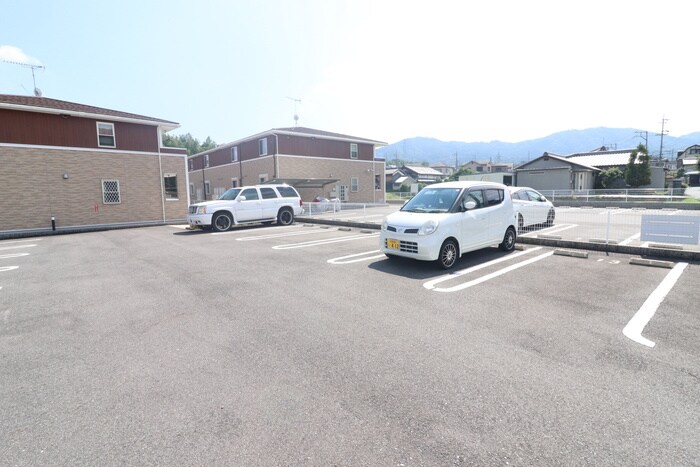 物件外観写真3　(駐車場)