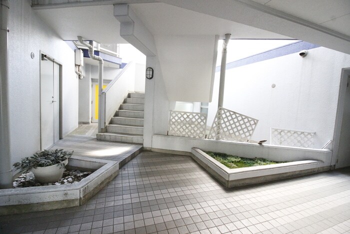 物件外観写真6　(エントランス部分)