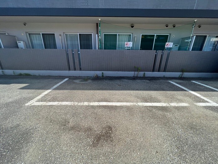 物件外観写真3　(駐車場)
