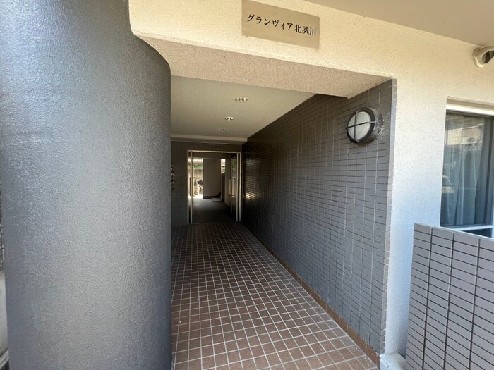 物件外観写真5　(エントランス部分)