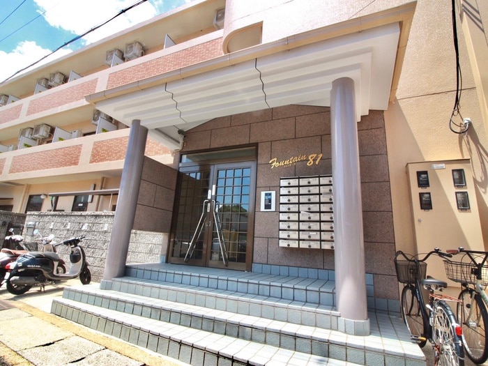 物件外観写真3　(エントランス部分)