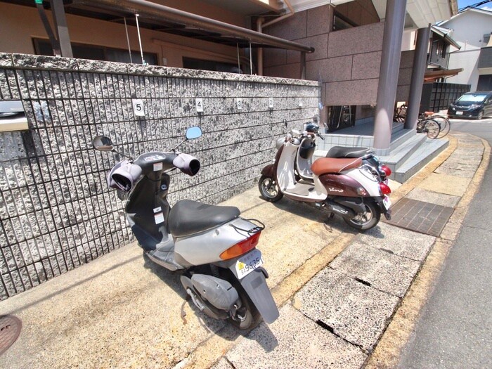 物件外観写真4　(バイク置き場)
