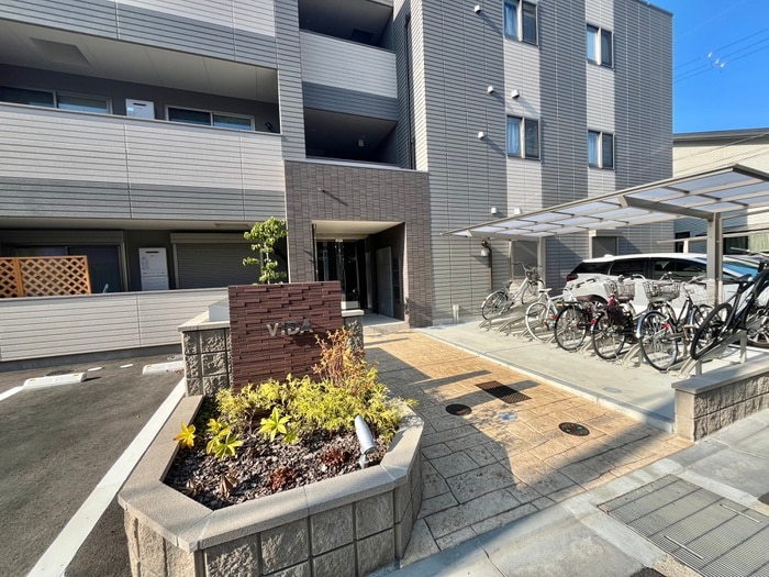 物件外観写真2　(エントランス部分)