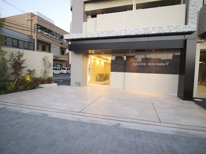 物件外観写真2　(エントランス部分)