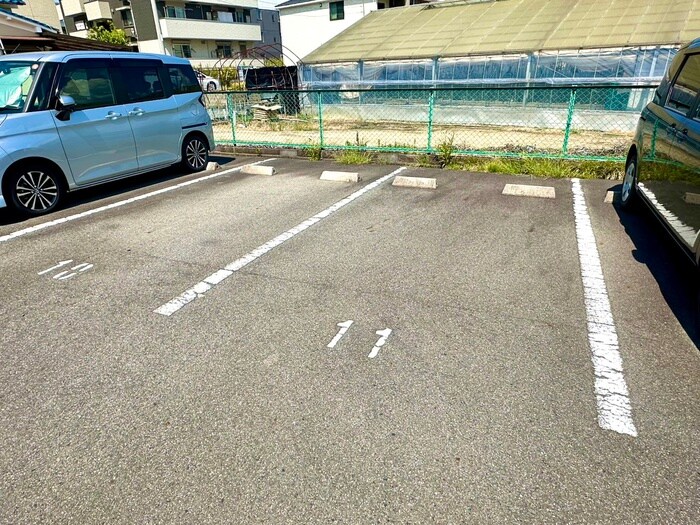 物件外観写真6　(駐車場)