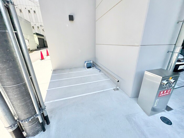 物件外観写真5　(バイク置き場)