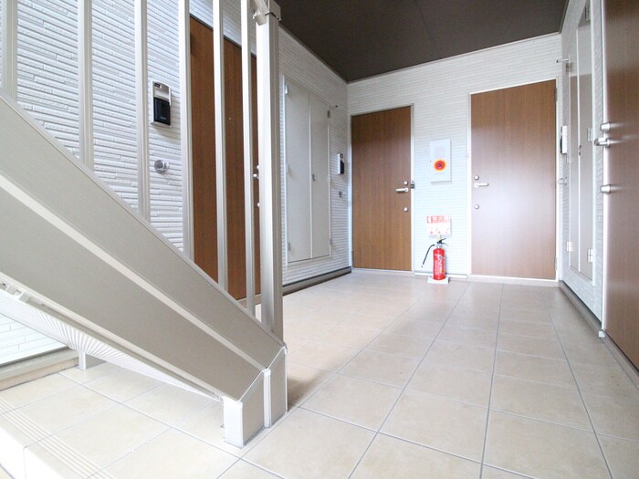 物件外観写真6　(エントランス部分)