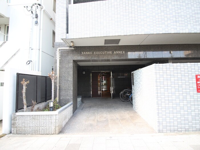 物件外観写真3　(エントランス部分)