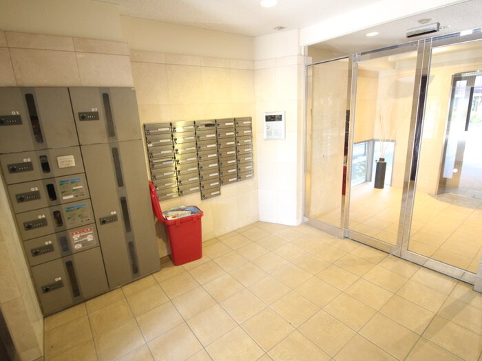 物件外観写真4　(エントランス部分)