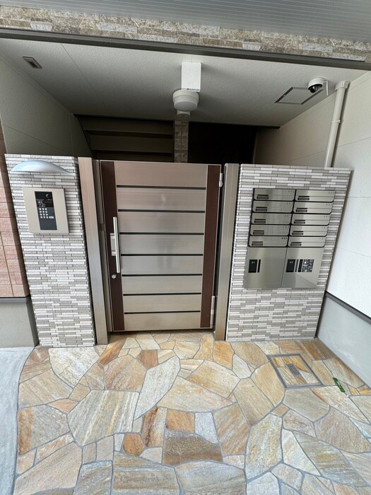 物件外観写真6　(エントランス部分)