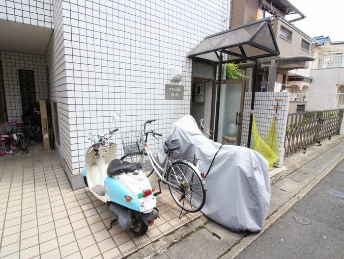 物件外観写真4　(バイク置き場)