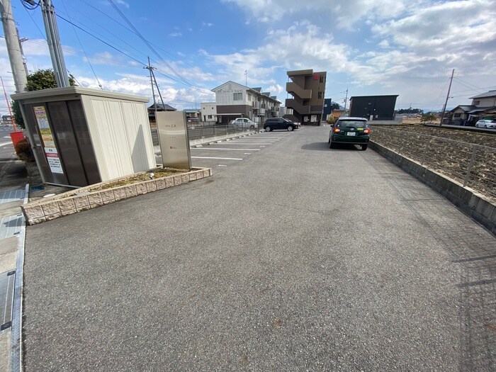 物件外観写真3　(駐車場)