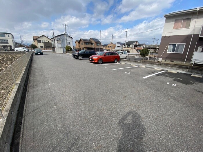 物件外観写真5　(駐車場)