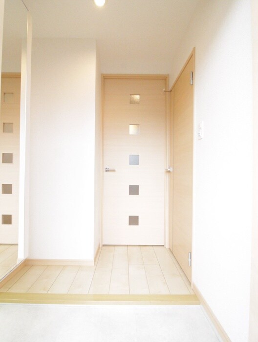物件内観写真7　(玄関)