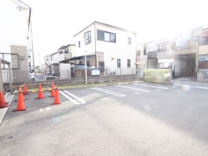 物件外観写真6　(駐車場)