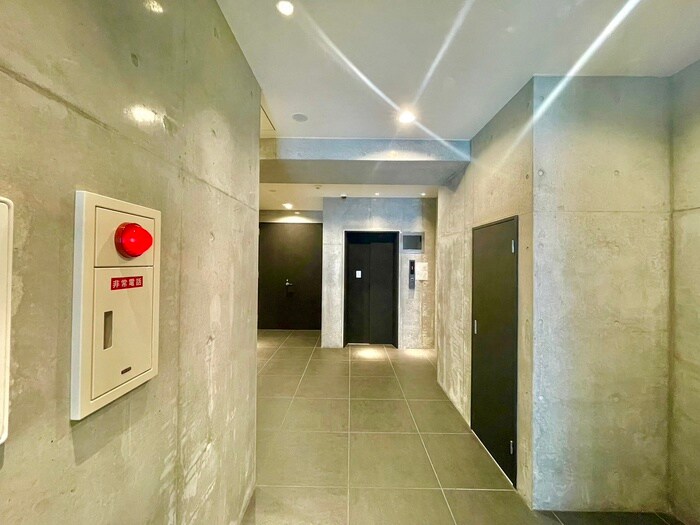 物件外観写真3　(エントランス部分)