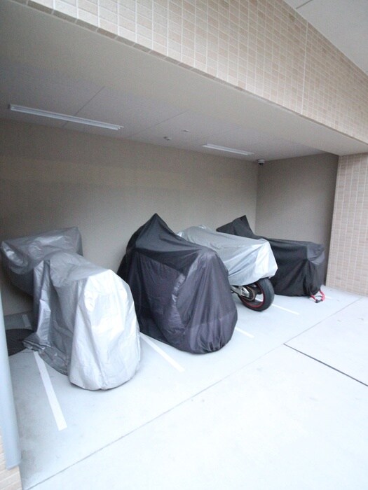 物件外観写真5　(バイク置き場)