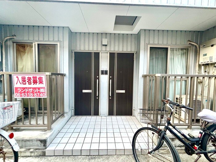 物件外観写真5　(エントランス部分)