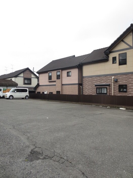 物件外観写真5　(駐車場)