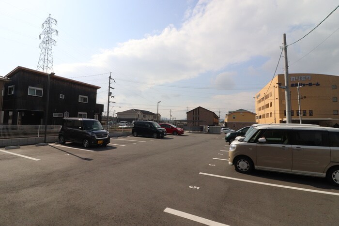 物件外観写真2　(駐車場)