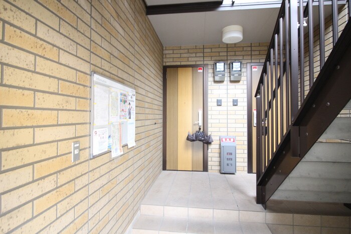 物件外観写真6　(エントランス部分)