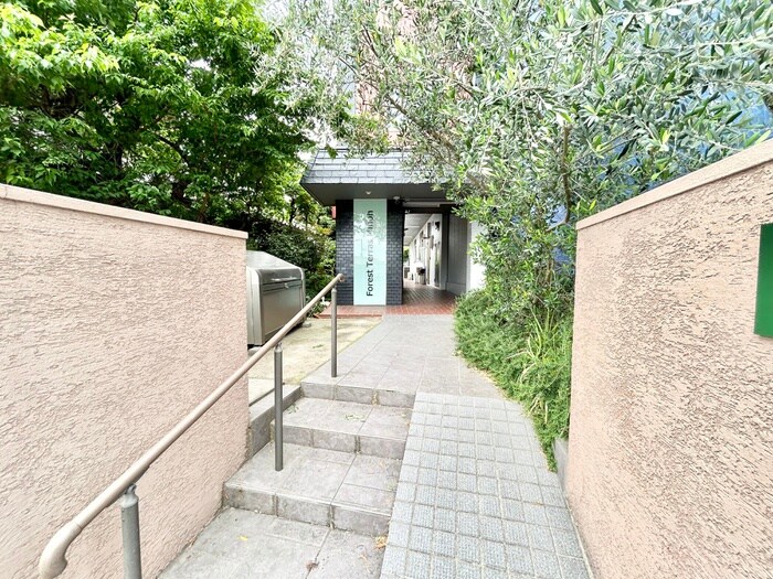 物件外観写真3　(エントランス部分)