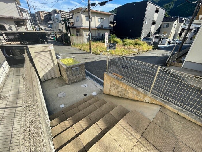 物件外観写真6　(エントランス部分)