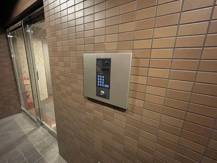 物件外観写真6　(エントランス部分)