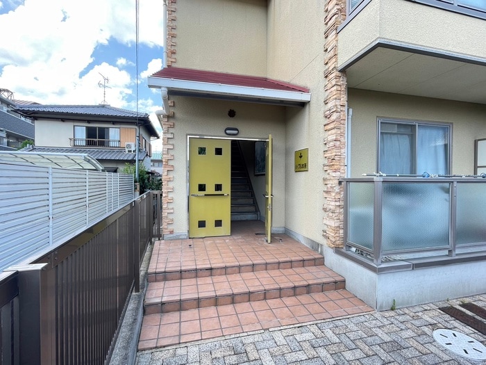 物件外観写真2　(エントランス部分)