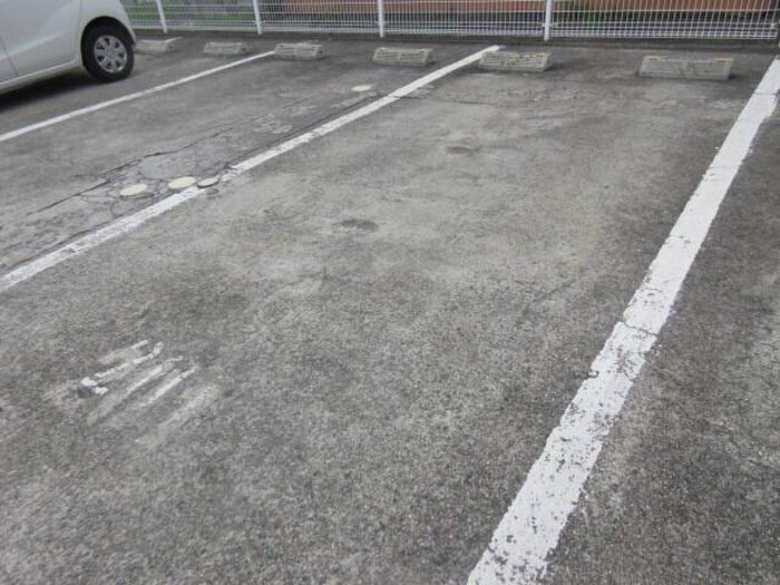 物件外観写真4　(駐車場)