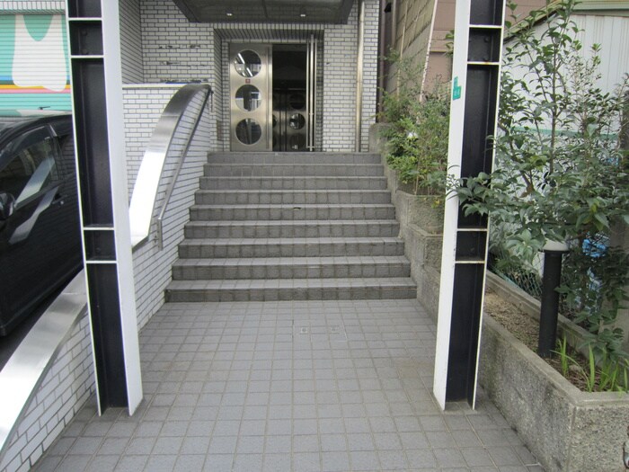 物件外観写真5　(エントランス部分)