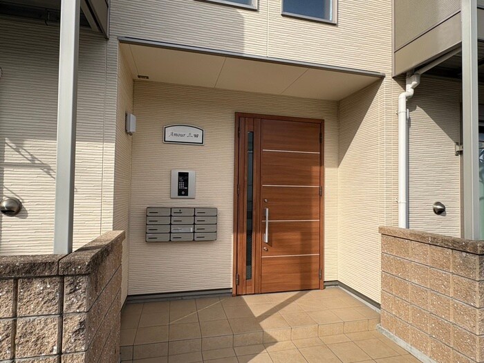 物件外観写真4　(エントランス部分)