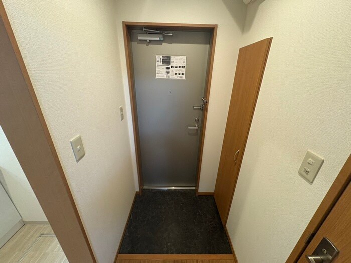 物件内観写真16　(玄関)