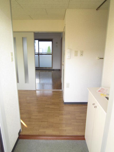 物件内観写真4　(玄関)