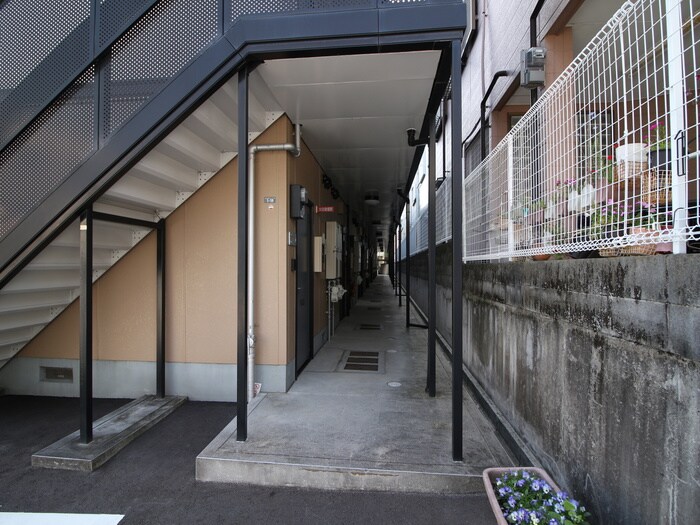 物件外観写真2　(エントランス部分)