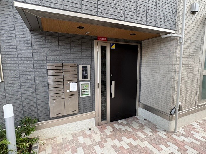 物件外観写真2　(エントランス部分)
