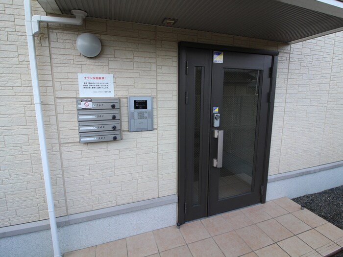 物件外観写真2　(エントランス部分)