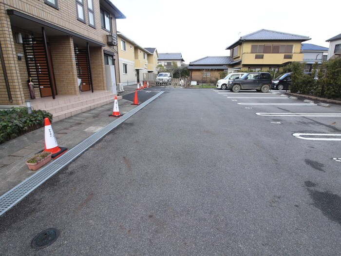 物件外観写真3　(駐車場)