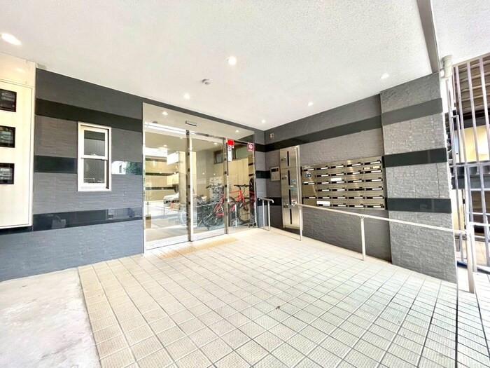 物件外観写真2　(エントランス部分)