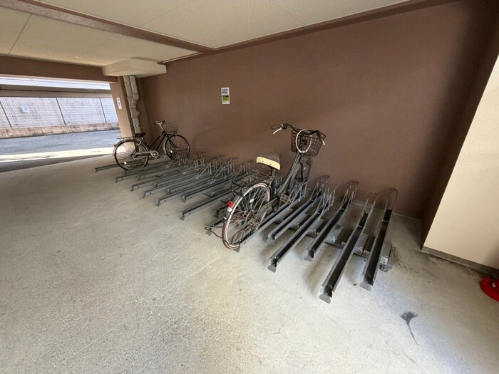 物件外観写真4　(駐輪場)