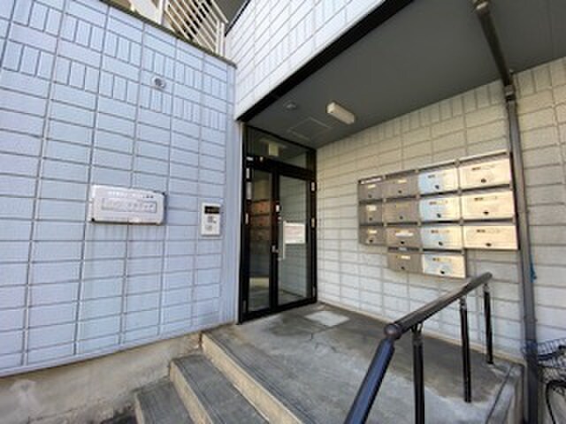 物件外観写真3　(エントランス部分)