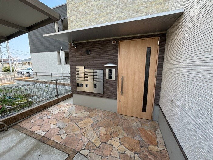 物件外観写真4　(エントランス部分)