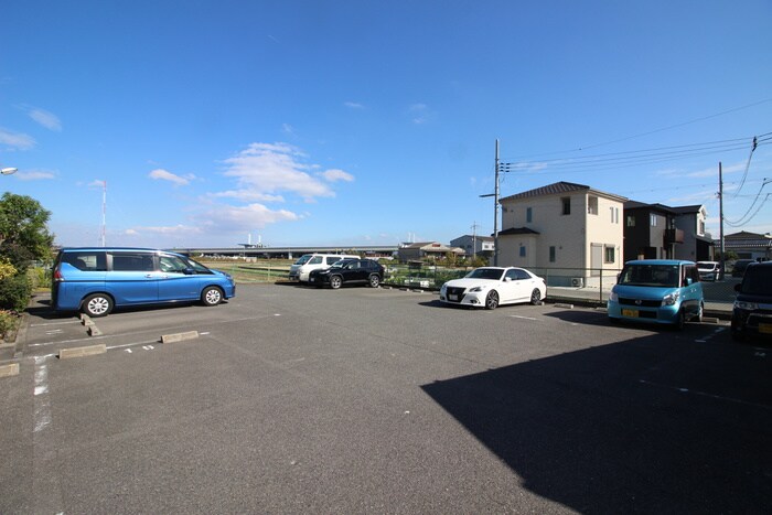 物件外観写真2　(駐車場)