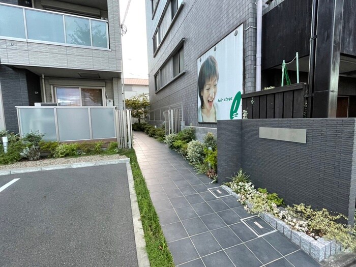 物件外観写真3　(エントランス部分)