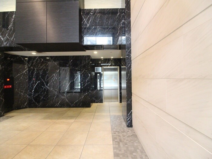 物件外観写真5　(エントランス部分)