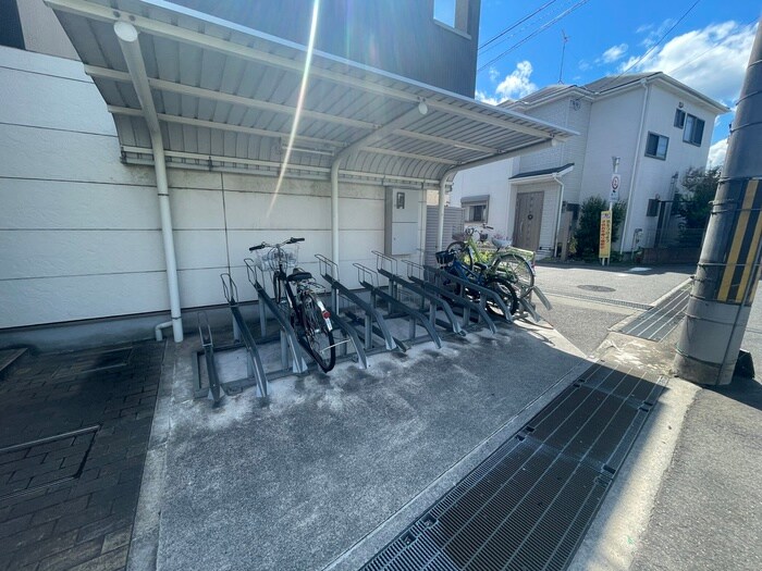 物件外観写真4　(駐輪場)